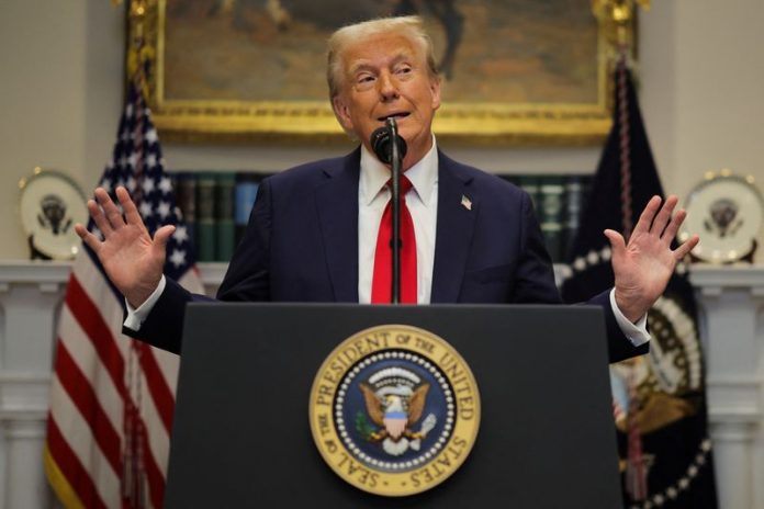 Investing.com– U.S. President Donald Trump’s proposed trade tariffs against Colombia are now on hold after Bogota agreed to accept migrants deported from the U.S., the Associated Press reported on Sunday.
Trump had threatened to impose 25% tariffs on all Colombian imports after the country refused two U.S. military planes carrying migrants from landing in the country.
The Colombian government agreed to Trump’s terms of accepting illegal immigrants, and Trump’s proposed tariffs were now on hold, the AP reported, citing a statement from White House Press Secretary Karoline Leavitt.
The U.S. President had threatened to impose a 25% duty on all Colombian imports, which was set to increase to 50% within a week. Colombia’s biggest exports to the U.S. are oil, coffee, gold, and flowers.
This post appeared first on investing.com